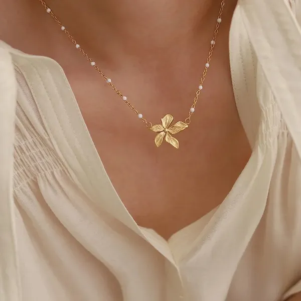 Gold_Flower_Chain_Necklace_For_Women